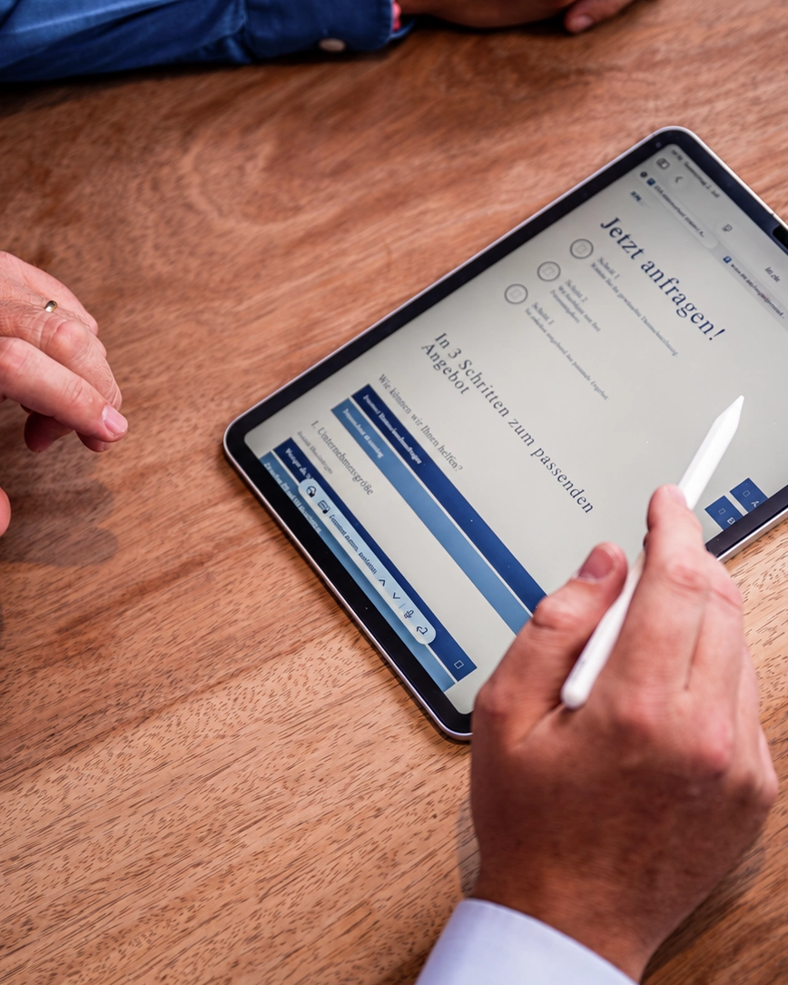 Beratungsgespräch mit Unterlagen auf einem Tablet
